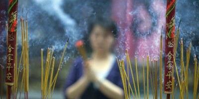 Burning_incense_sticks_in_Vietnam