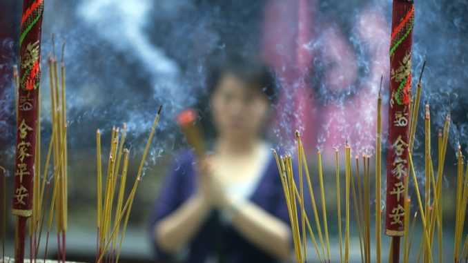 Burning_incense_sticks_in_Vietnam