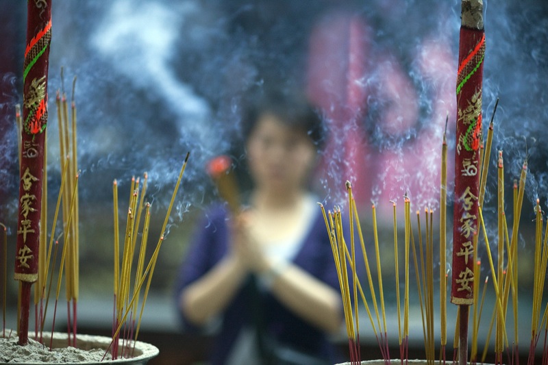 Burning_incense_sticks_in_Vietnam