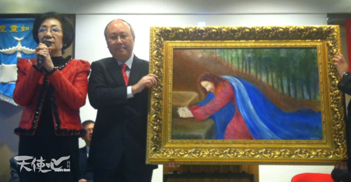 Delia把畫作奉獻給港福堂，由林誠信牧師接收。
