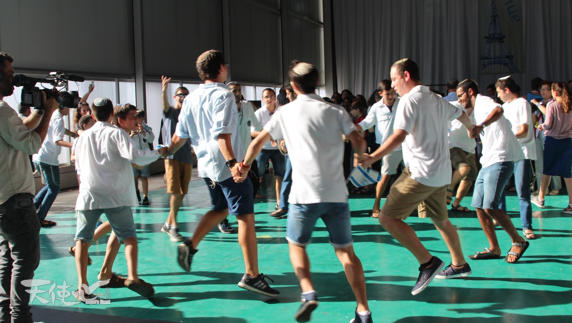猶太年青人可能彼此不認識，但都一起圍圈跳舞興祝回歸者的到達。