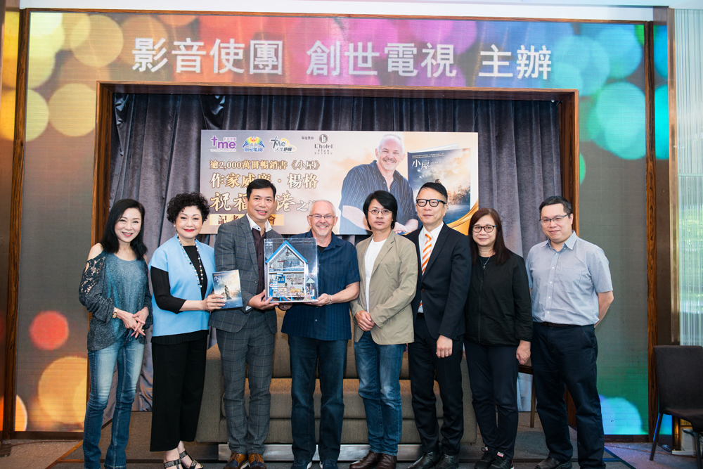 Paul支持創世電視人生熱線未來的發展，特別在這間精美的小屋親筆簽名，讓有心人奉獻以獲贈這間小屋。