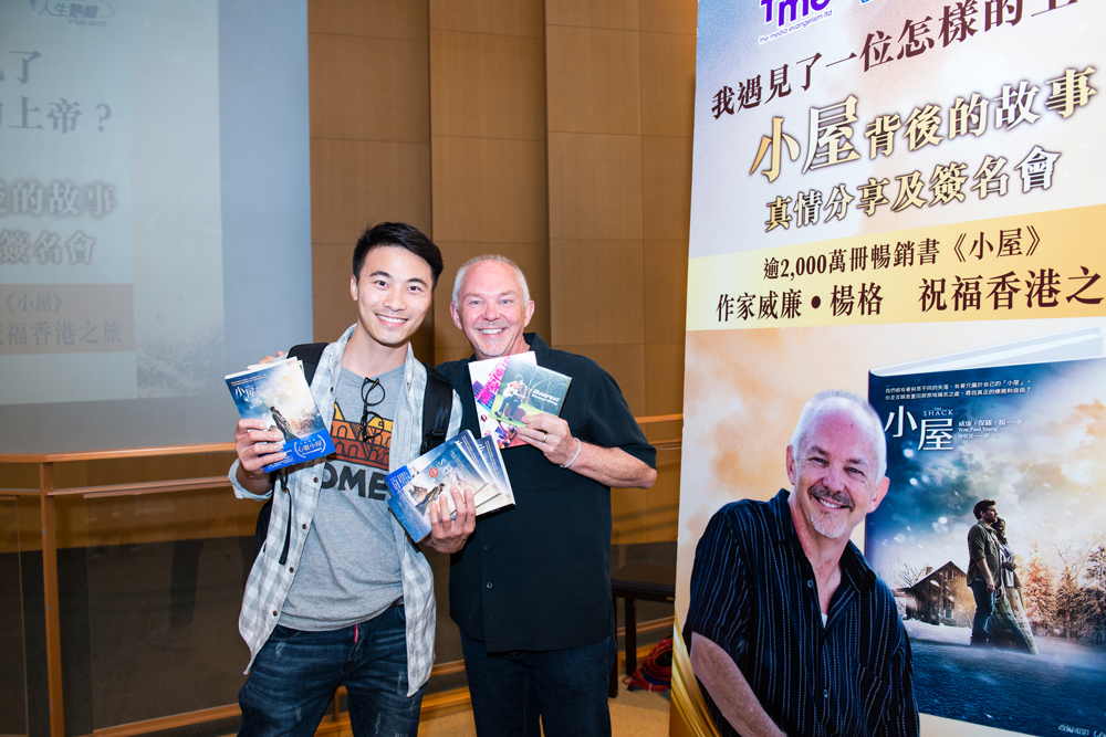 福音歌手黃劍文更出席了兩場分享會，奉獻了多本《小屋》送給好友。