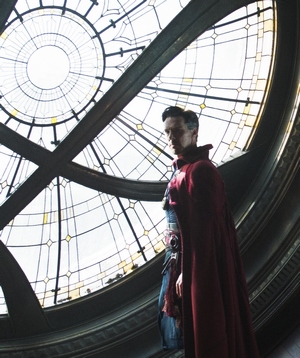 Marvel's DOCTOR STRANGE..Doctor Stephen Strange (Benedict Cumberbatch)..Photo Credit: Jay Maidment..©2016 Marvel. All Rights Reserved.