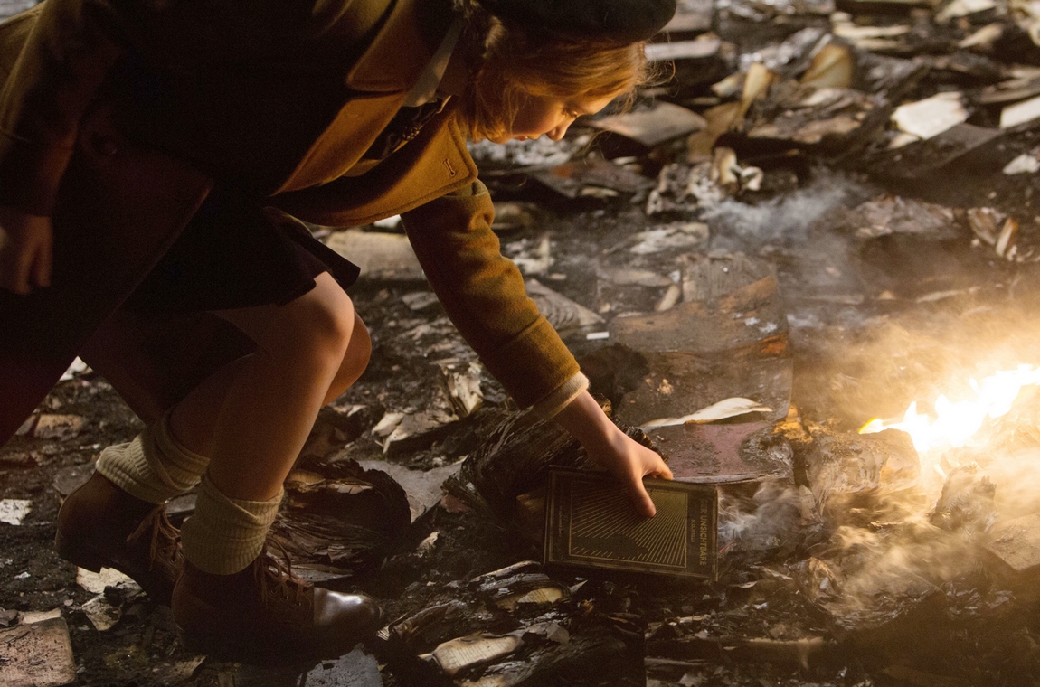 THE BOOK THIEF, Sophie Nelisse, 2013, TM and Copyright ©20th Century Fox Film Corp. All rights reserved./courtesy Everett Collection